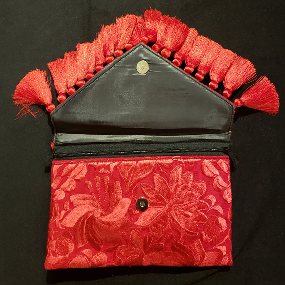 Red embroidered clutch with tassels - Picture 3 of 3
